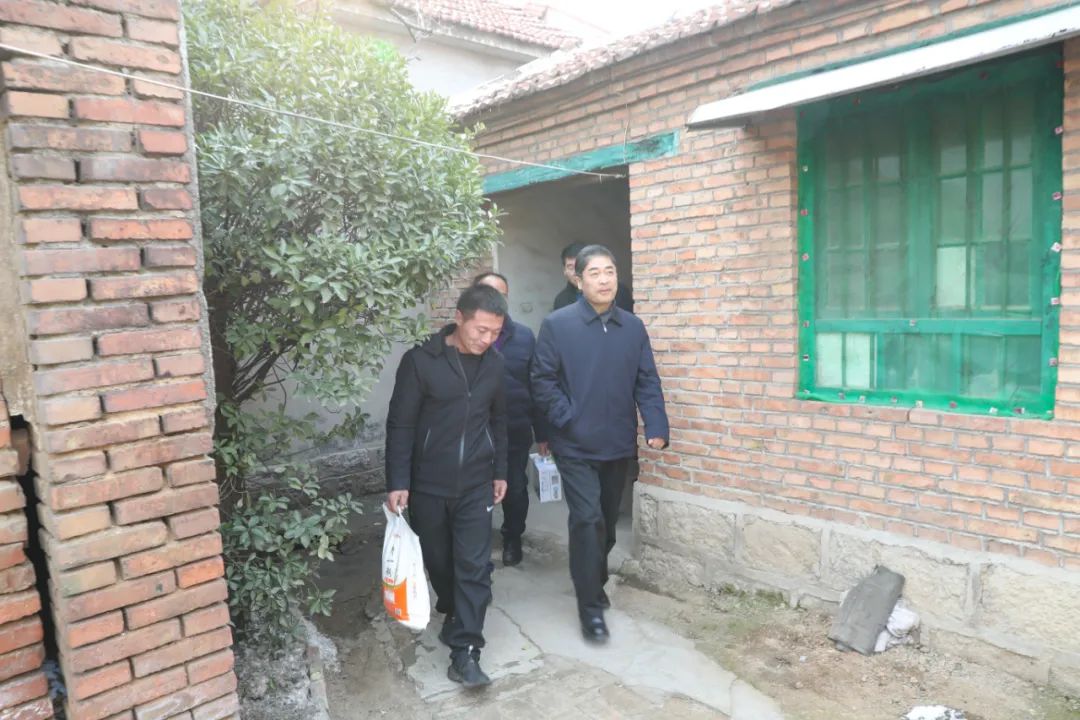 济南新材料产业园区管委会主任韩利师走访慰问帮扶村百岁老人和老党员