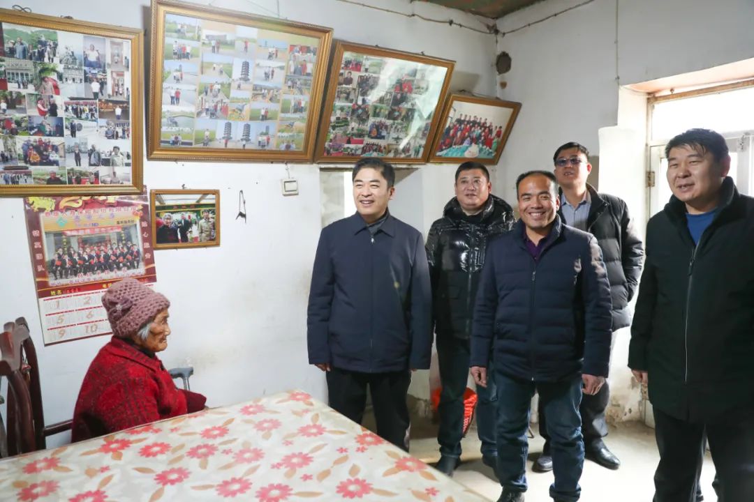 济南新材料产业园区管委会主任韩利师走访慰问帮扶村百岁老人和老党员