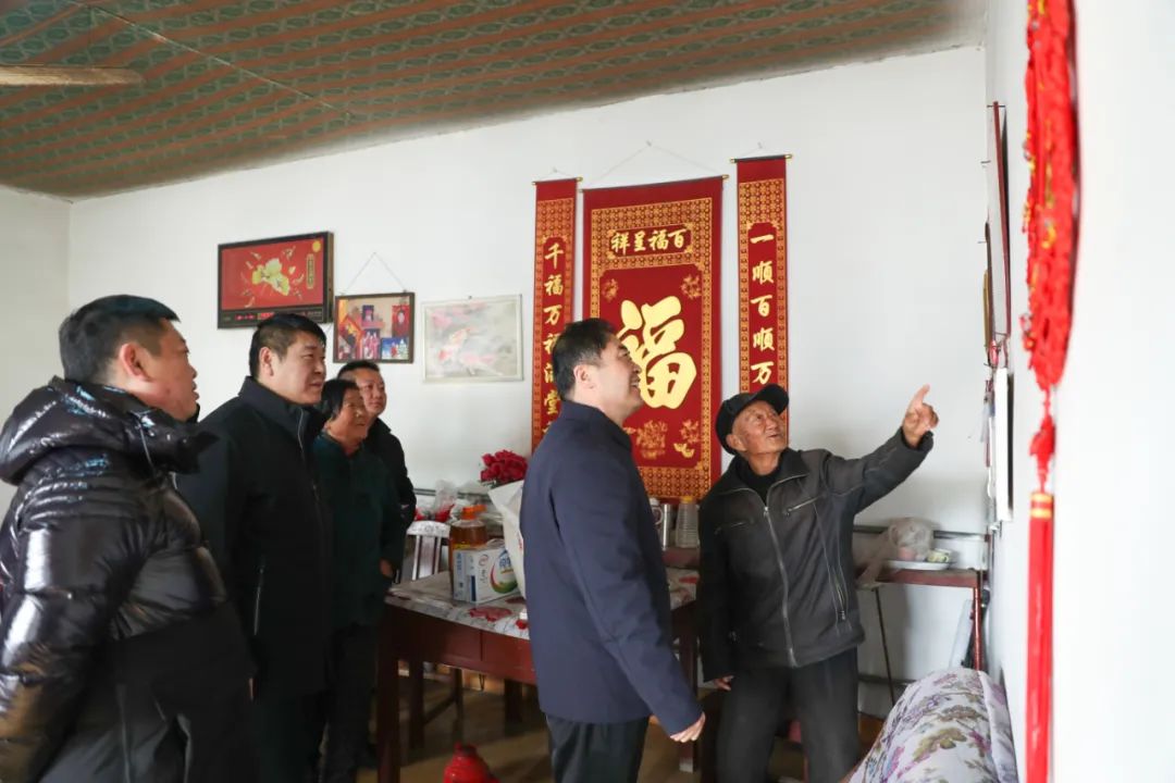 济南新材料产业园区管委会主任韩利师走访慰问帮扶村百岁老人和老党员