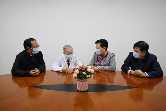 广州中医药大学党委书记张建华看望慰问国医大师禤国维教授