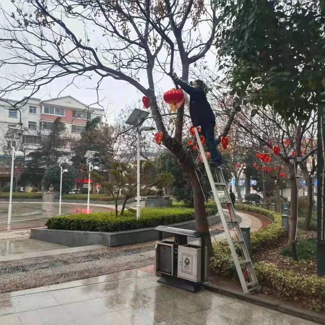 镇平：广场换装迎新年 霓虹闪耀贺新春