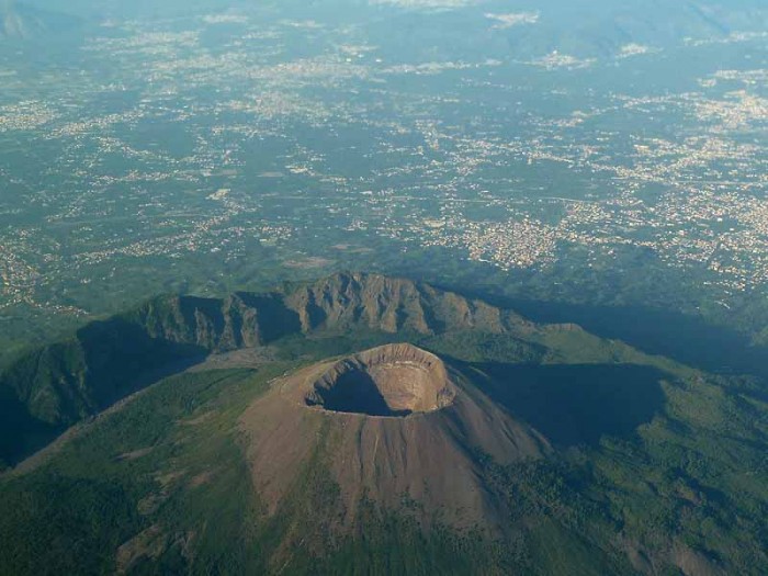 欧洲火山(欧洲最危险的火山之一维苏威火山何时会再次喷发？)