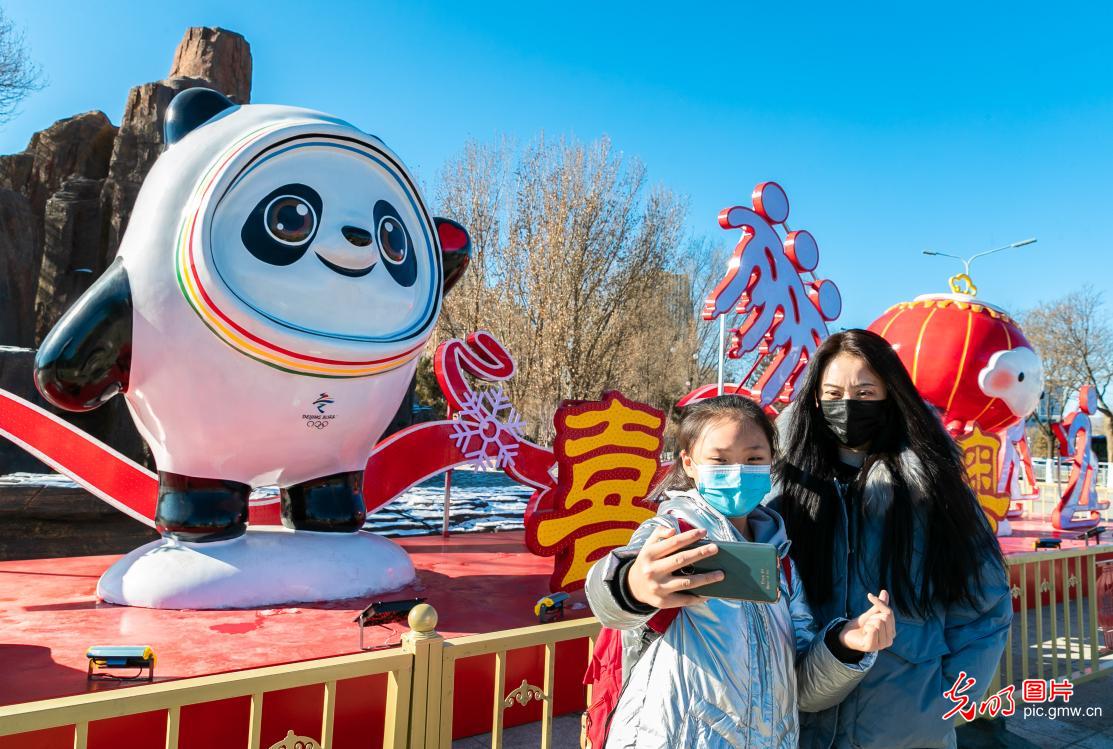 冬奥会的吉祥物叫什么名字(冬奥吉祥物“冰墩墩”“雪容融”亮相呼和浩特街头)