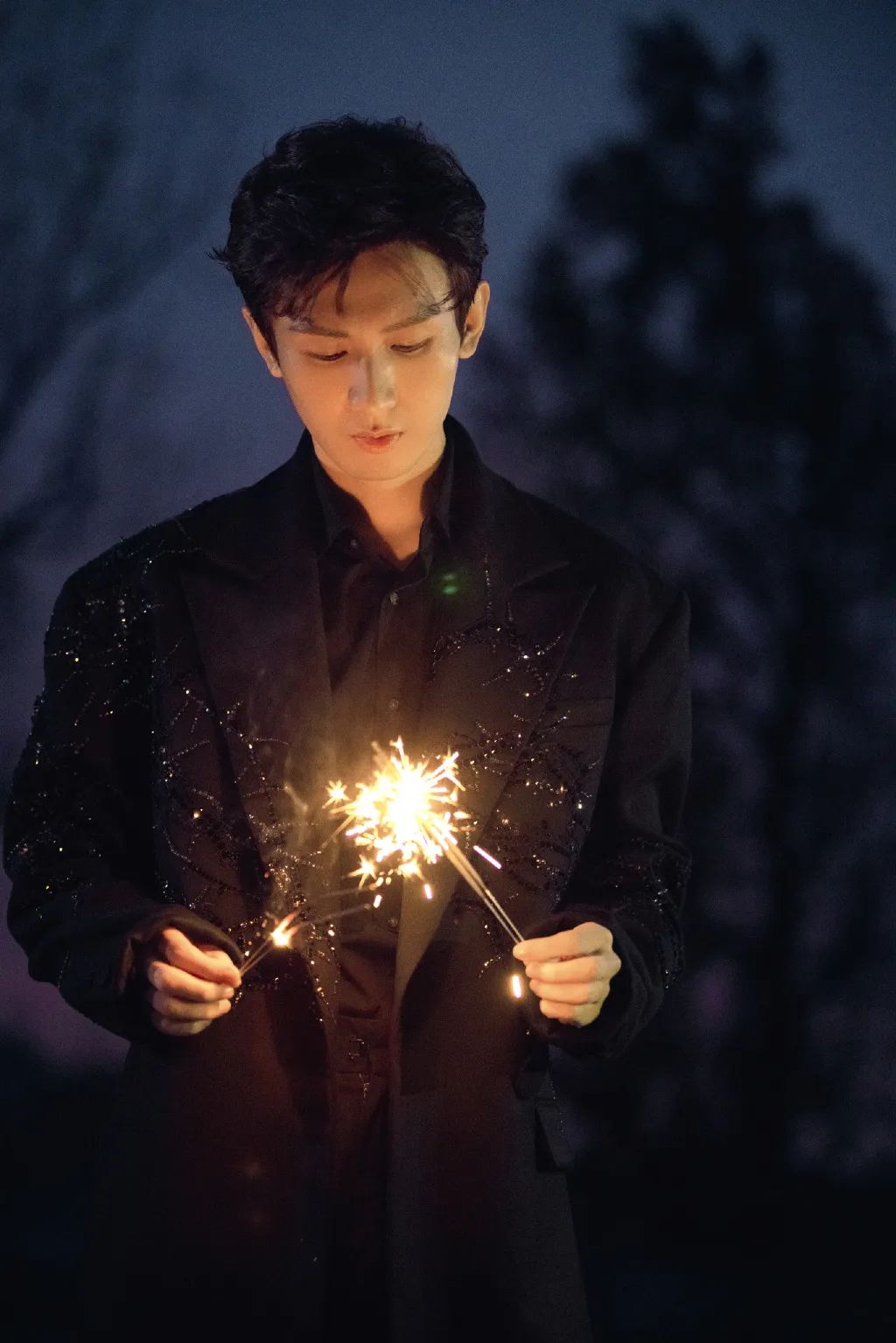 仙女棒是怎么用的(生活志丨过年来玩仙女棒~绚丽烟火 点亮冬日夜空)