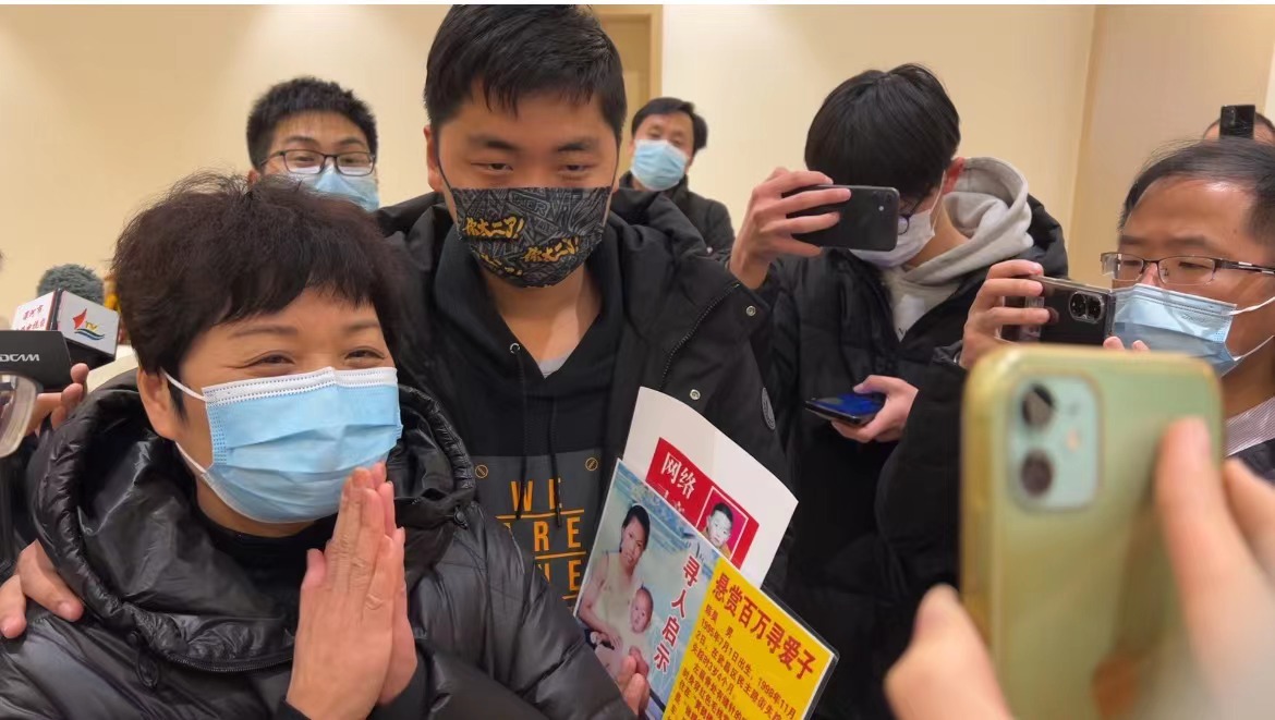 8632天不懈寻子,她等来了一声“妈”