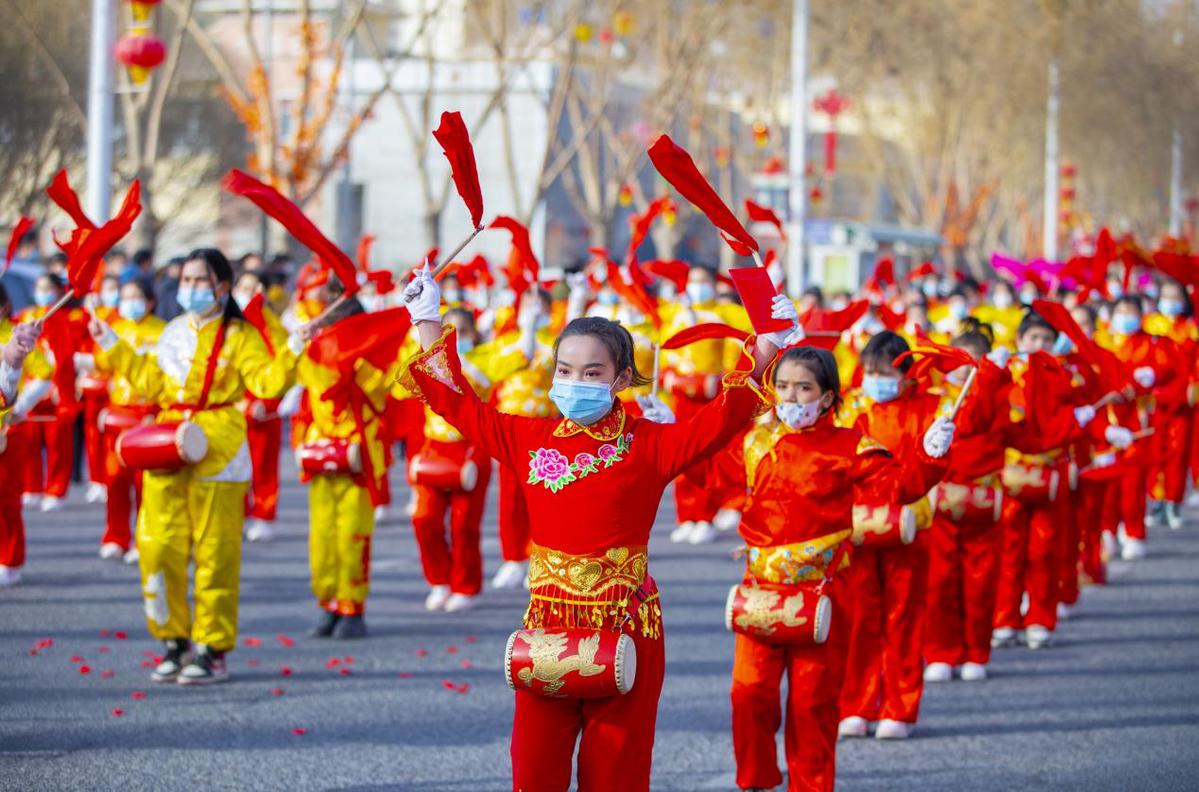 大黄蜂五虎上将贺虎年(洛浦：数万名群众欢歌起舞共庆虎年新春)