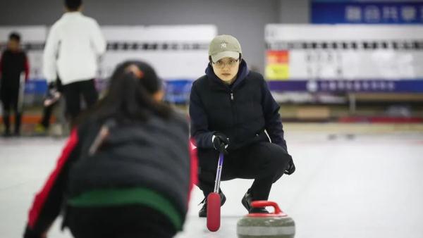 为什么奥运足球比赛提前(今晚，北京冬奥中国队首战！3位上海姑娘成这个项目的裁判)