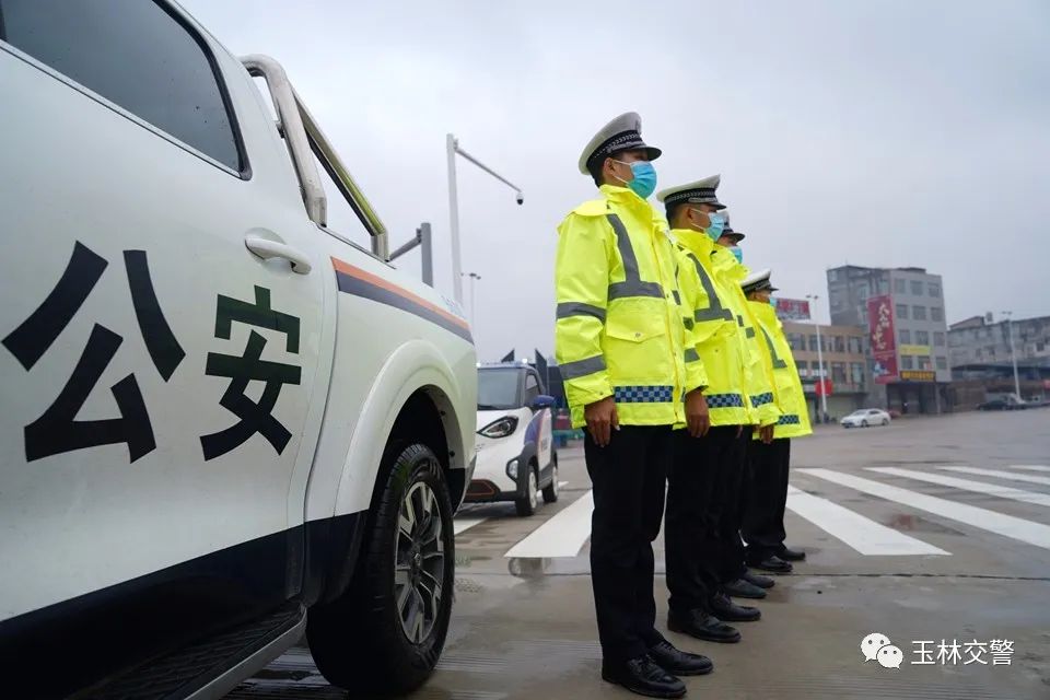 令人感动！一切为了畅通，他们在寒风冷雨中坚守的样子……