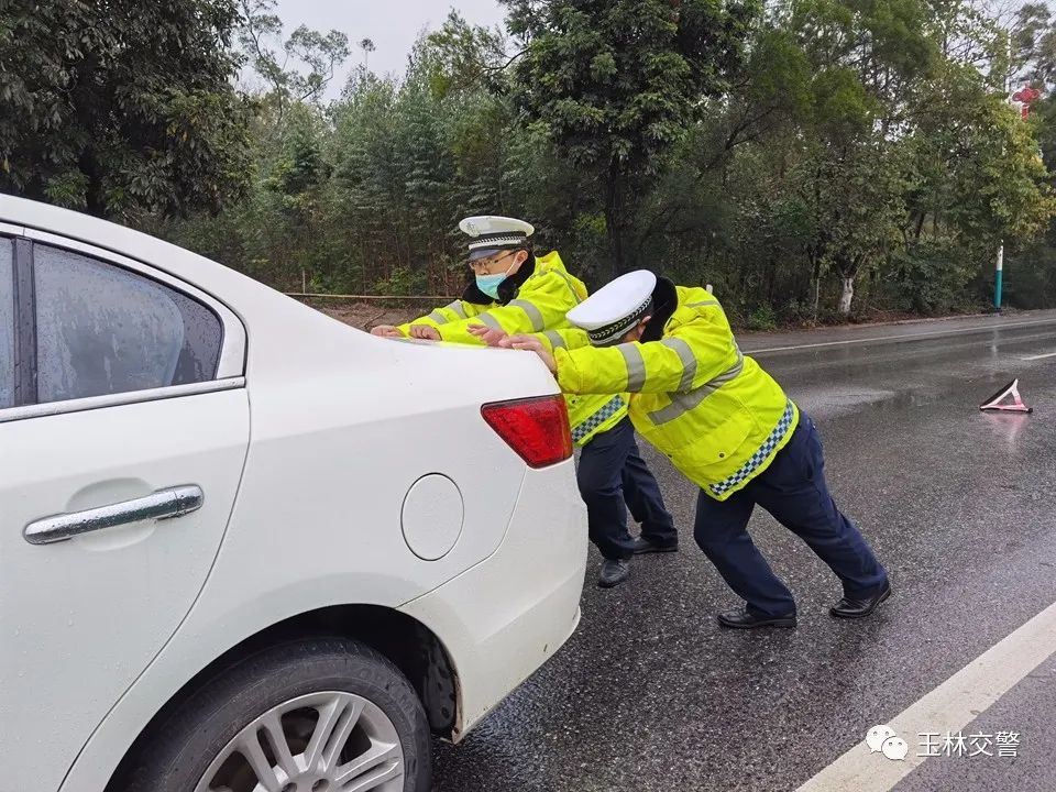 令人感动！一切为了畅通，他们在寒风冷雨中坚守的样子……