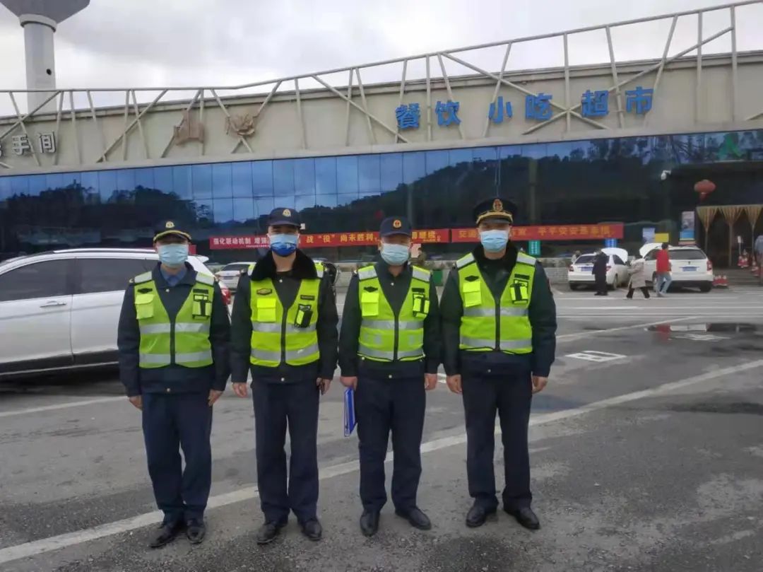 令人感动！一切为了畅通，他们在寒风冷雨中坚守的样子……