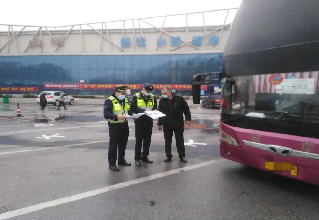 令人感动！一切为了畅通，他们在寒风冷雨中坚守的样子……