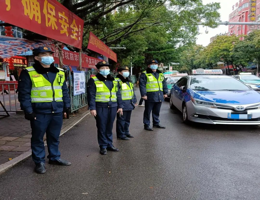 令人感动！一切为了畅通，他们在寒风冷雨中坚守的样子……