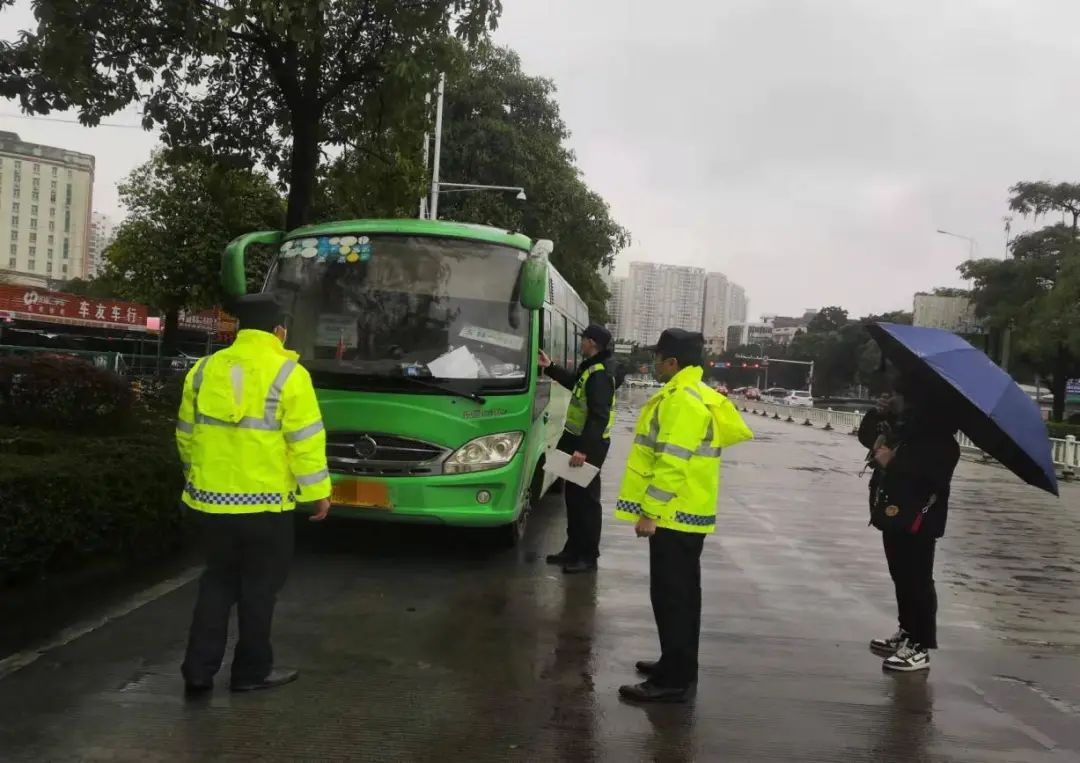 令人感动！一切为了畅通，他们在寒风冷雨中坚守的样子……