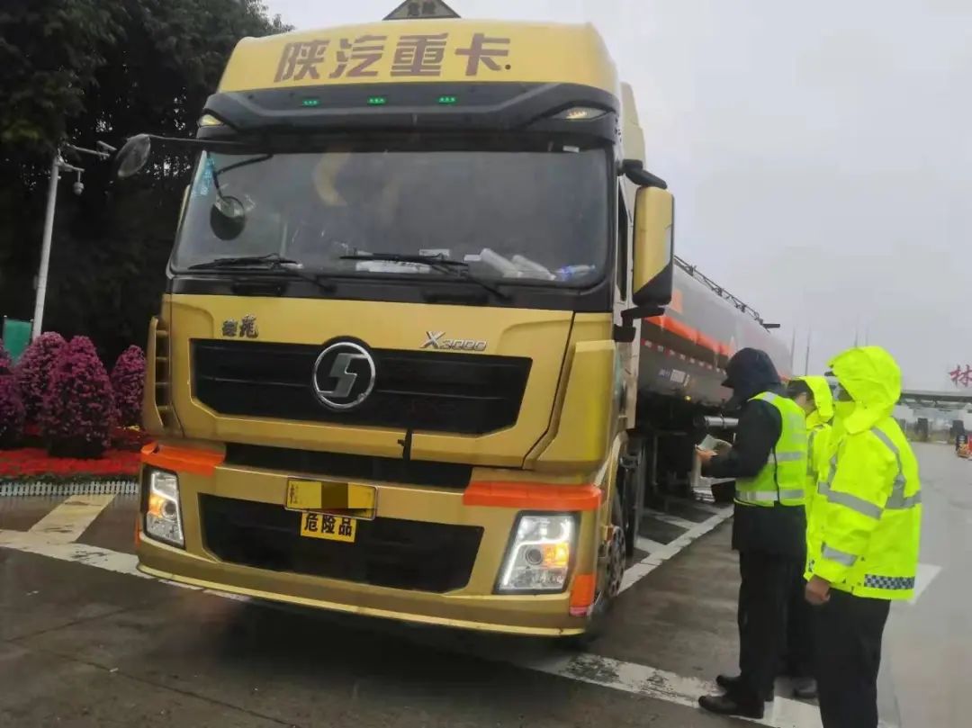 令人感动！一切为了畅通，他们在寒风冷雨中坚守的样子……