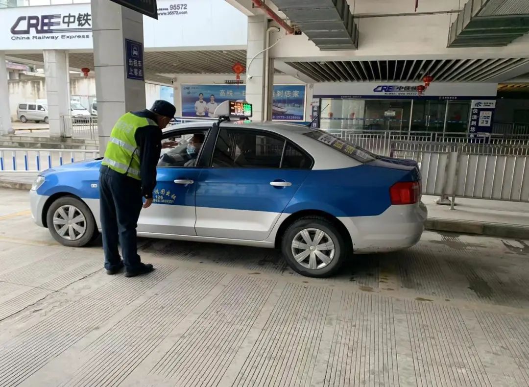 令人感动！一切为了畅通，他们在寒风冷雨中坚守的样子……