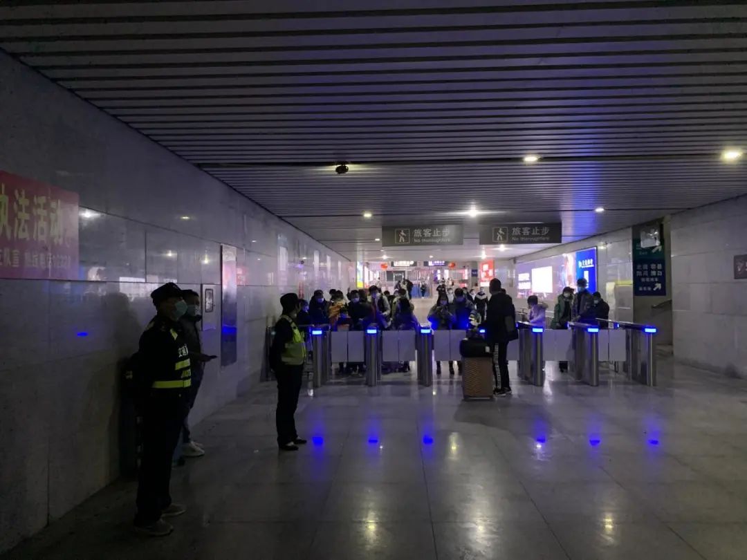 令人感动！一切为了畅通，他们在寒风冷雨中坚守的样子……