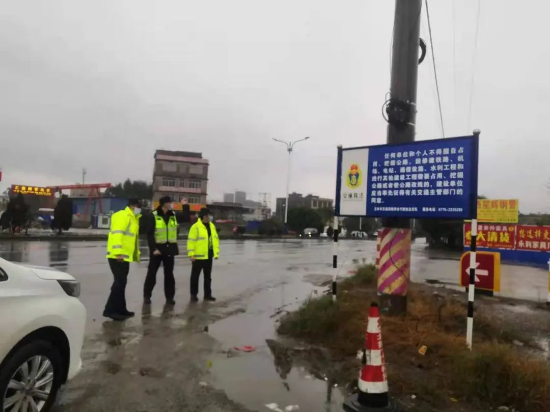 令人感动！一切为了畅通，他们在寒风冷雨中坚守的样子……