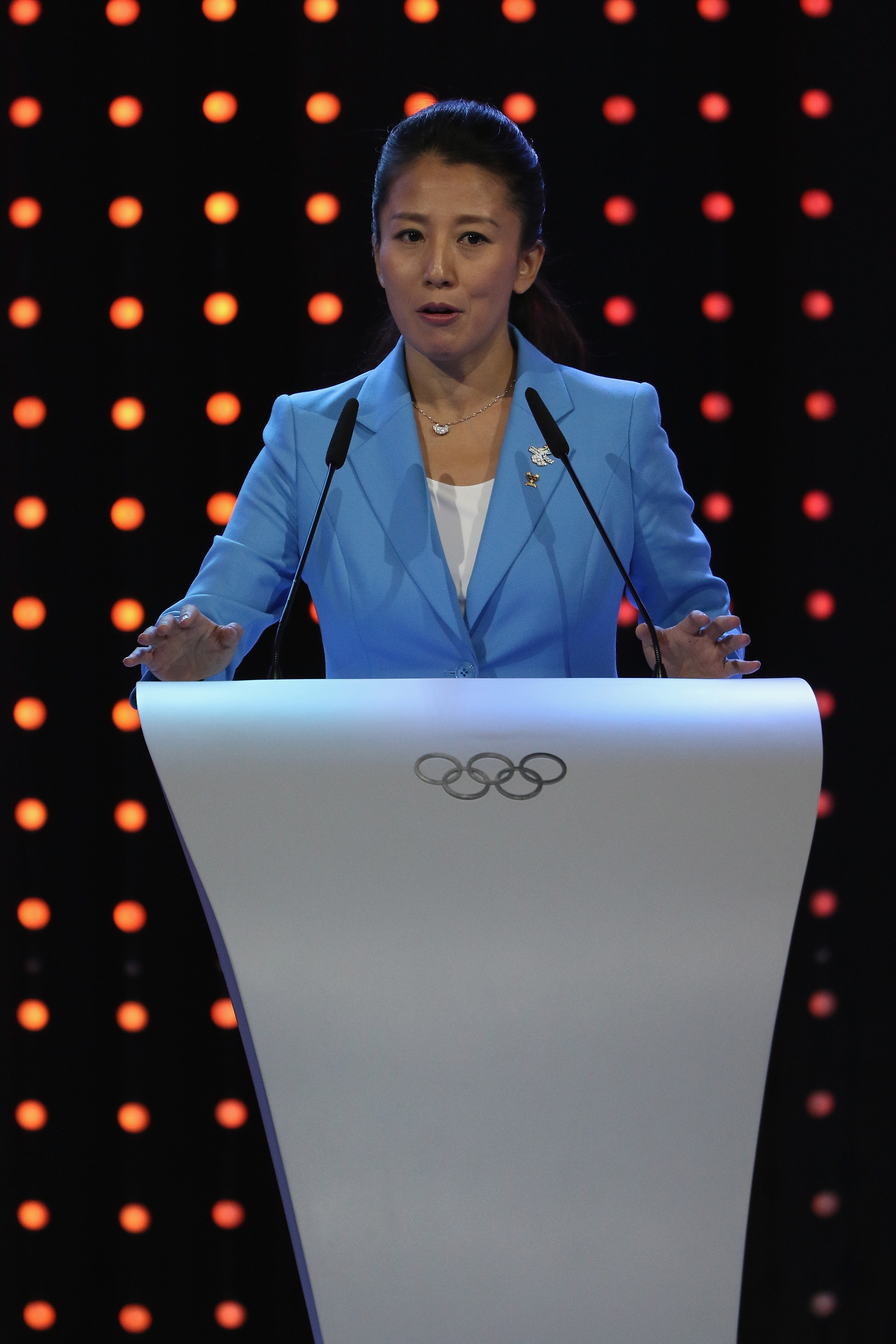 在申办冬奥会的这一路上,杨扬,姚明,李妮娜,张虹作为中国申奥大使全程