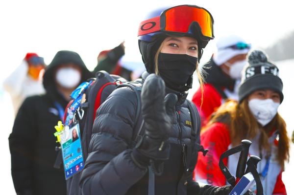 克洛伊四届世界杯(美国名将克洛伊金夺女子U型场地技巧金牌，中国选手谷爱凌送上拥抱祝贺)