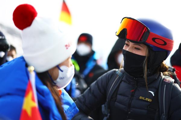 克洛伊四届世界杯(美国名将克洛伊金夺女子U型场地技巧金牌，中国选手谷爱凌送上拥抱祝贺)