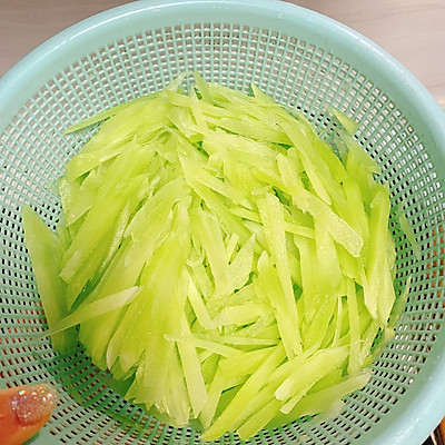 莴笋炒鸡蛋（简单几步教你做营养美味的莴笋炒鸡蛋）