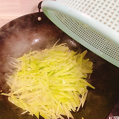 莴笋炒鸡蛋（简单几步教你做营养美味的莴笋炒鸡蛋）