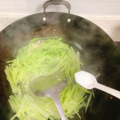 莴笋炒鸡蛋（简单几步教你做营养美味的莴笋炒鸡蛋）