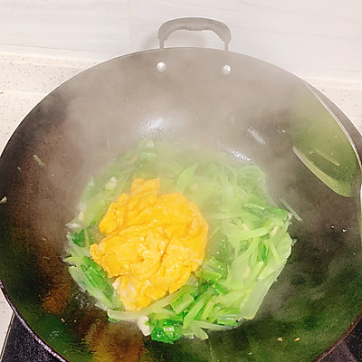 莴笋炒鸡蛋（简单几步教你做营养美味的莴笋炒鸡蛋）