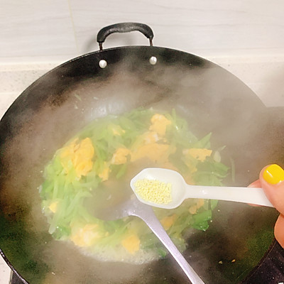莴笋炒鸡蛋（简单几步教你做营养美味的莴笋炒鸡蛋）