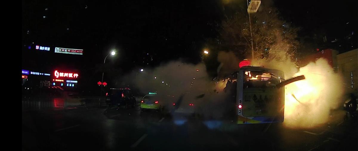 1死42伤！沈阳公交车行驶途中突发爆炸，公交车爆炸如何逃生？