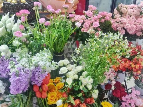 情人节花价为什么会上涨（()比较会愿意买情人节的高价玫瑰）