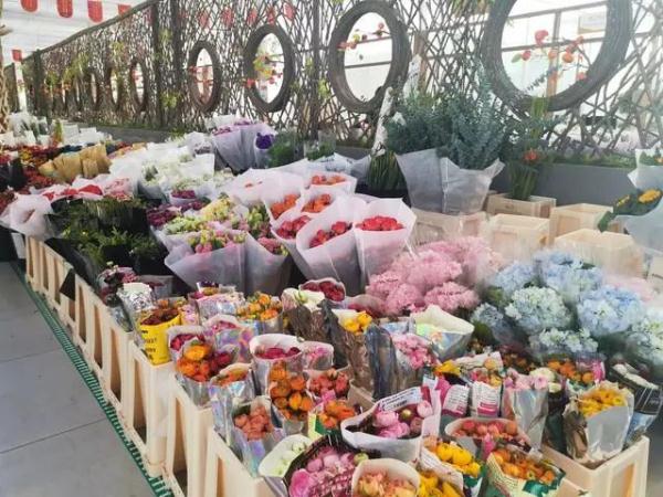 情人节花价为什么会上涨（()比较会愿意买情人节的高价玫瑰）