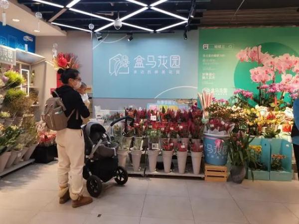 情人节花价为什么会上涨（()比较会愿意买情人节的高价玫瑰）