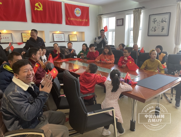 苏翊鸣夺金！母校吉林市万达实验小学校师生共同见证光辉时刻