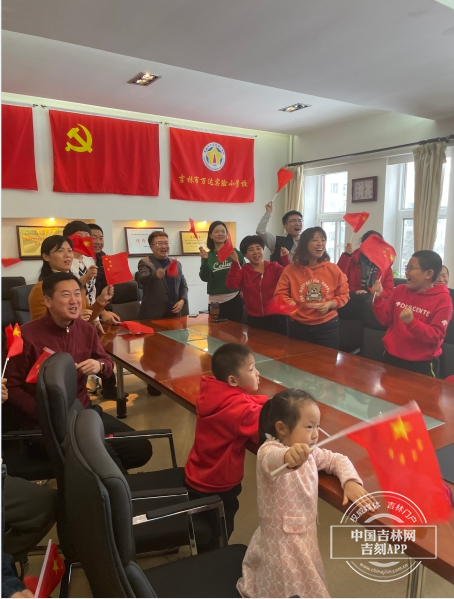 苏翊鸣夺金！母校吉林市万达实验小学校师生共同见证光辉时刻