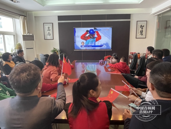 苏翊鸣夺金！母校吉林市万达实验小学校师生共同见证光辉时刻