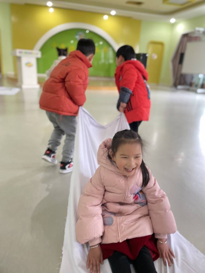 幼儿园奥运会项目有哪些项目(滑雪、滑板、冰球、冰壶、短道速滑……这所幼儿园办了一场迷你版冬奥会)