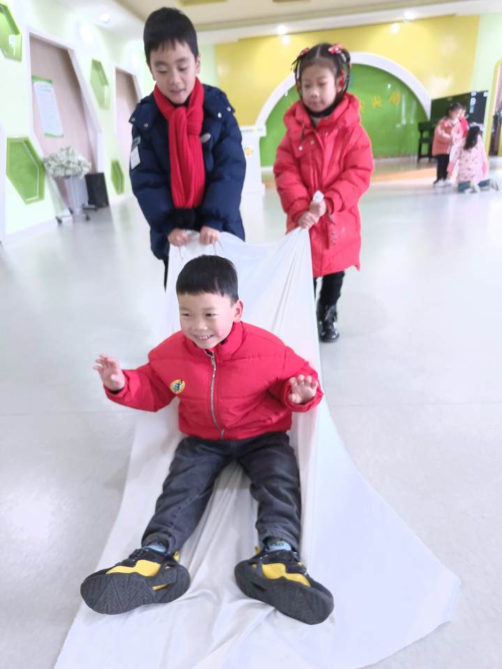 幼儿园奥运会项目有哪些项目(滑雪、滑板、冰球、冰壶、短道速滑……这所幼儿园办了一场迷你版冬奥会)