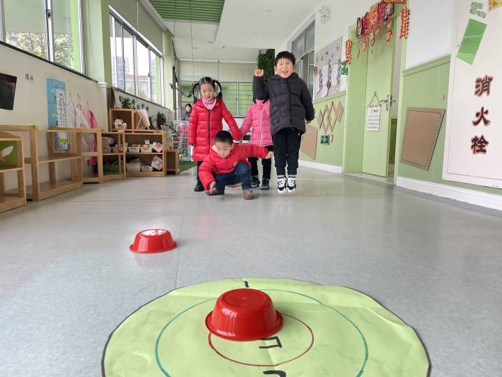 幼儿园奥运会项目有哪些项目(滑雪、滑板、冰球、冰壶、短道速滑……这所幼儿园办了一场迷你版冬奥会)