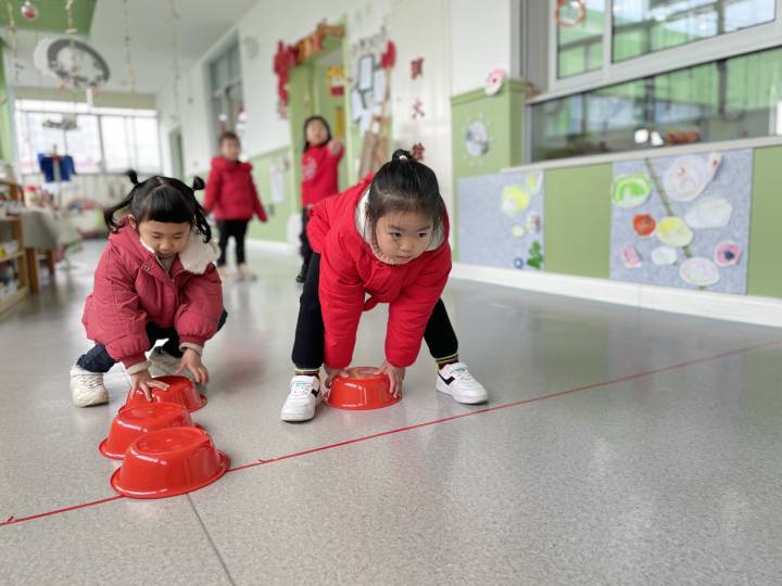 幼儿园奥运会项目有哪些项目(滑雪、滑板、冰球、冰壶、短道速滑……这所幼儿园办了一场迷你版冬奥会)