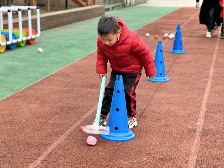 幼儿园奥运会项目有哪些项目(滑雪、滑板、冰球、冰壶、短道速滑……这所幼儿园办了一场迷你版冬奥会)