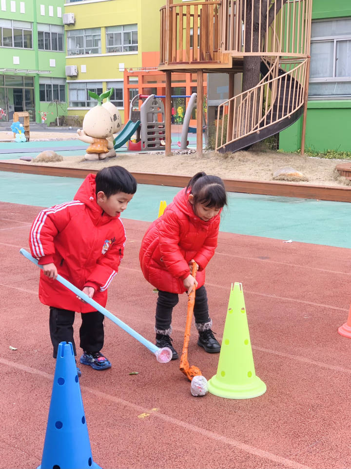 幼儿园奥运会项目有哪些项目(滑雪、滑板、冰球、冰壶、短道速滑……这所幼儿园办了一场迷你版冬奥会)