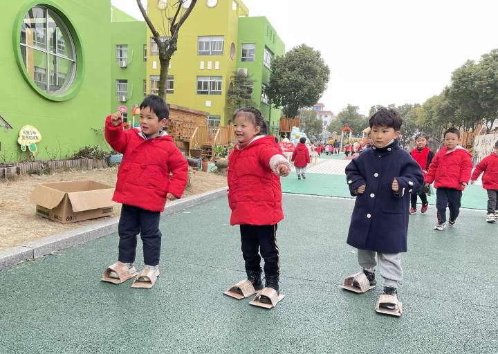 幼儿园奥运会项目有哪些项目(滑雪、滑板、冰球、冰壶、短道速滑……这所幼儿园办了一场迷你版冬奥会)