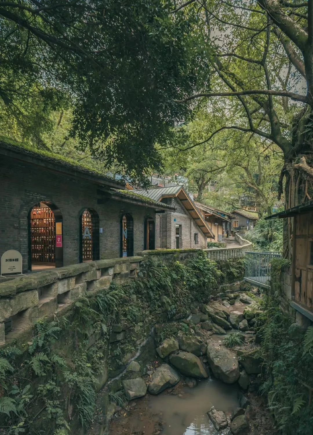 绵碚一家亲 || 「金刚碑」超全游玩攻略，泡温泉、吃美食、看演出、住民宿…安排！