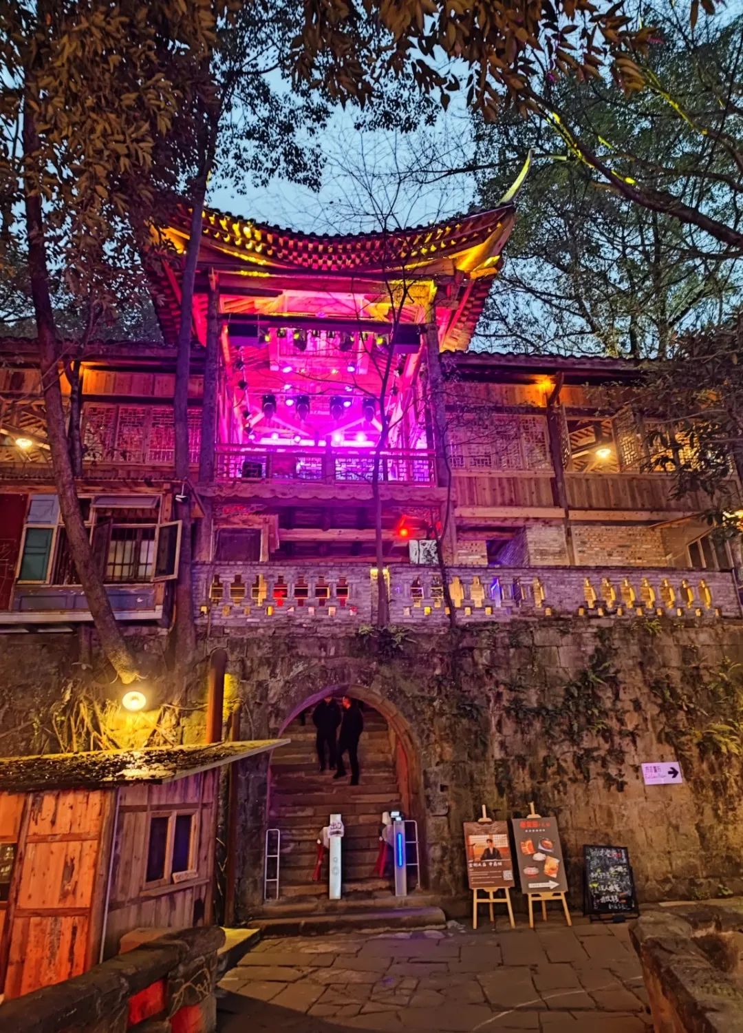 绵碚一家亲 || 「金刚碑」超全游玩攻略，泡温泉、吃美食、看演出、住民宿…安排！