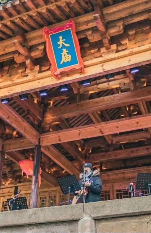 绵碚一家亲 || 「金刚碑」超全游玩攻略，泡温泉、吃美食、看演出、住民宿…安排！