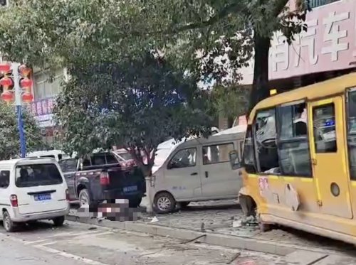 湖南一校车肇事4车受损，1名路人不幸身亡
