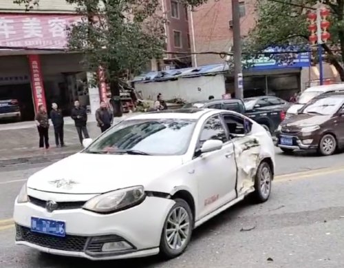 湖南一校车肇事4车受损，1名路人不幸身亡