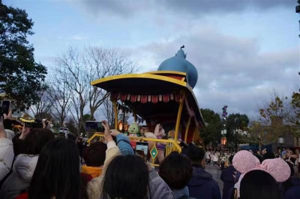 “等玲娜贝儿过气？再等两年吧！”冰墩墩一跃成顶流，它们的流量密码是什么？