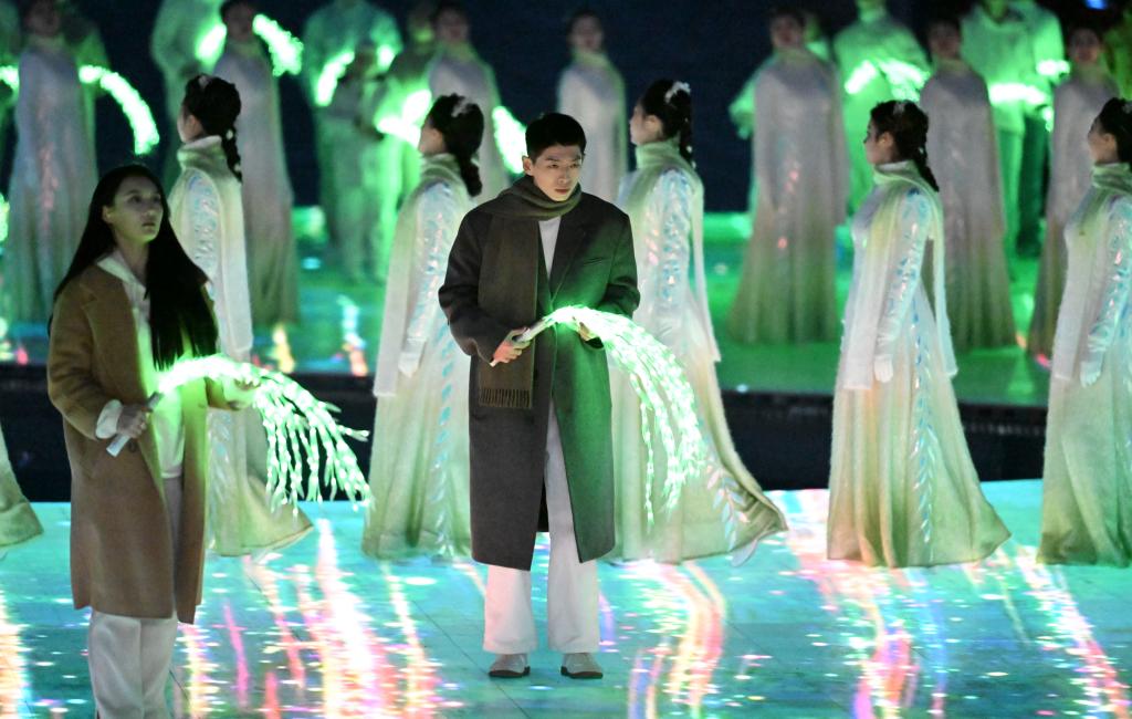 再见，通向未来！张艺谋和主创队详细了解了北京冬季奥运会的闭幕式。
